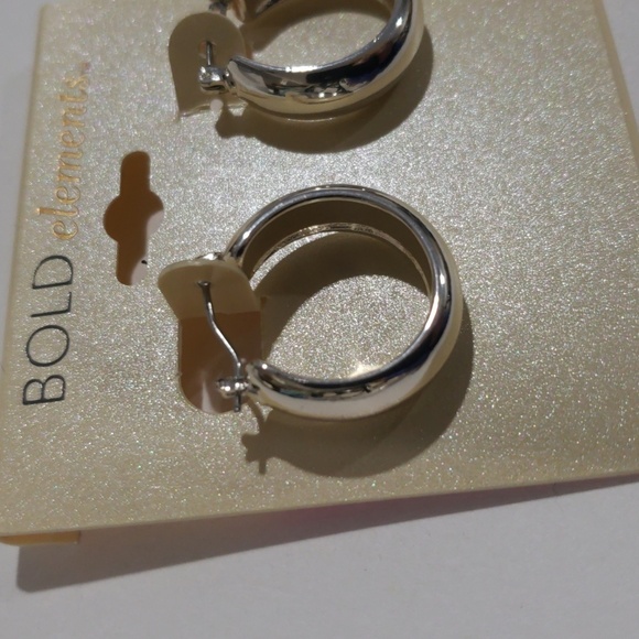 Bold Elements Elegant Silver-tone Chunky Hoop Earrings - Women's Fashion Jewelry - Picture 6 of 7